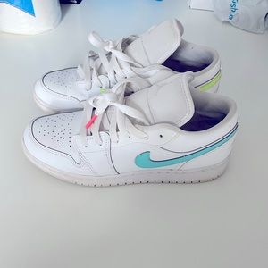 7Y (womens 9) white multicoloured AJ1